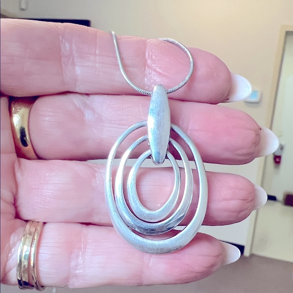 Chic Silver Oval Pendant Necklace